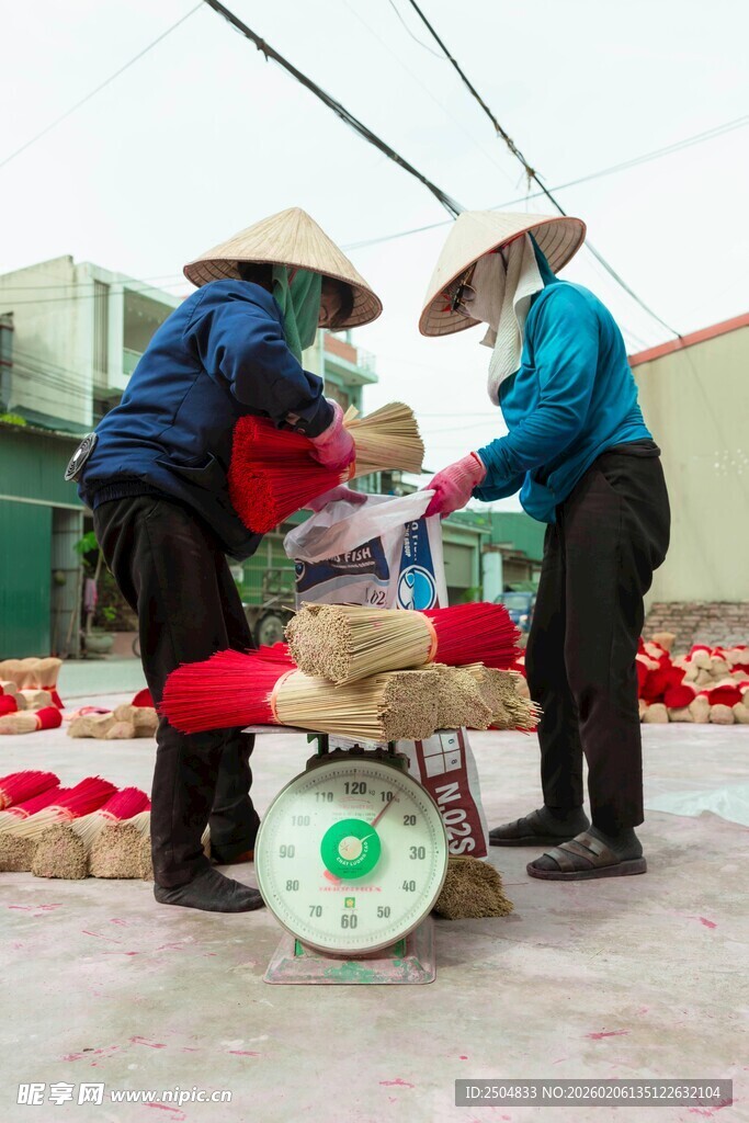 两位农妇田间包装农产品