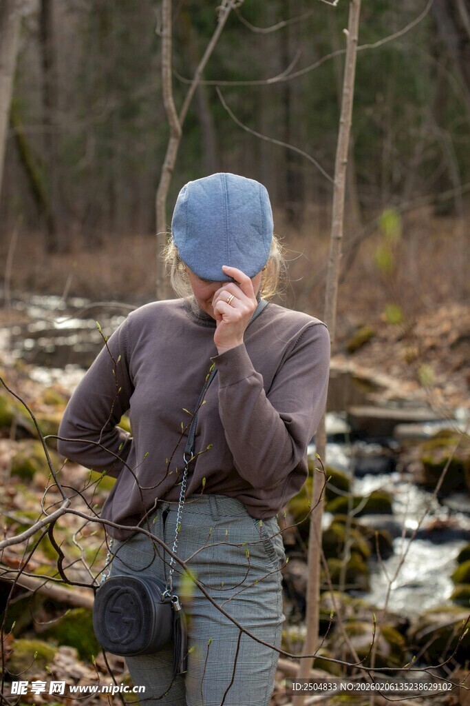 户外女子溪 沉思