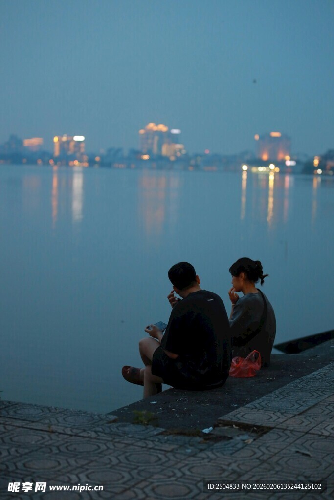 湖畔情侣共赏夜色美景