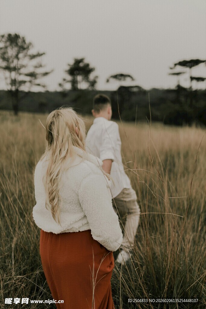 田野中母亲与孩子温馨一刻