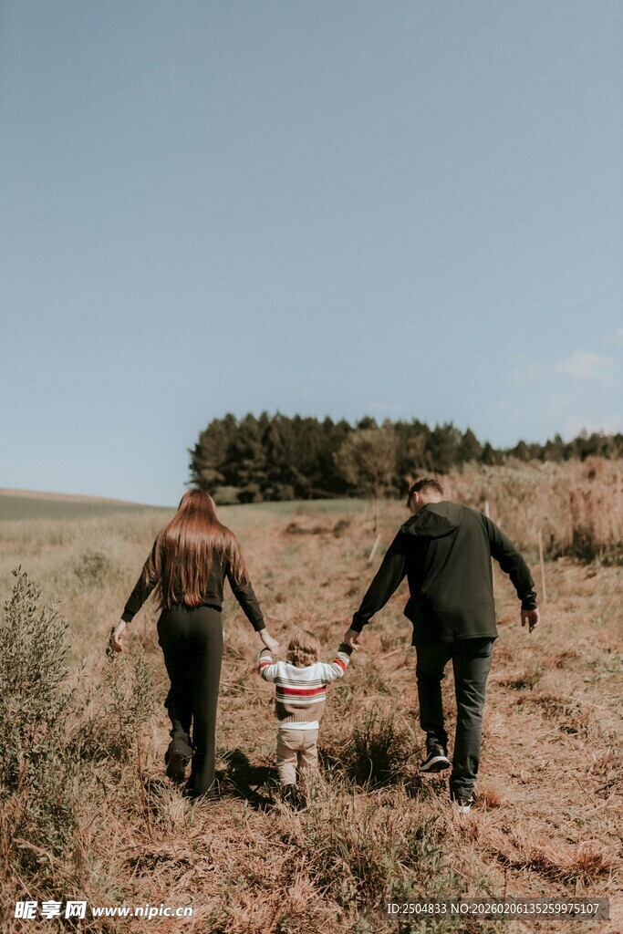 一家人田野漫步温馨画面