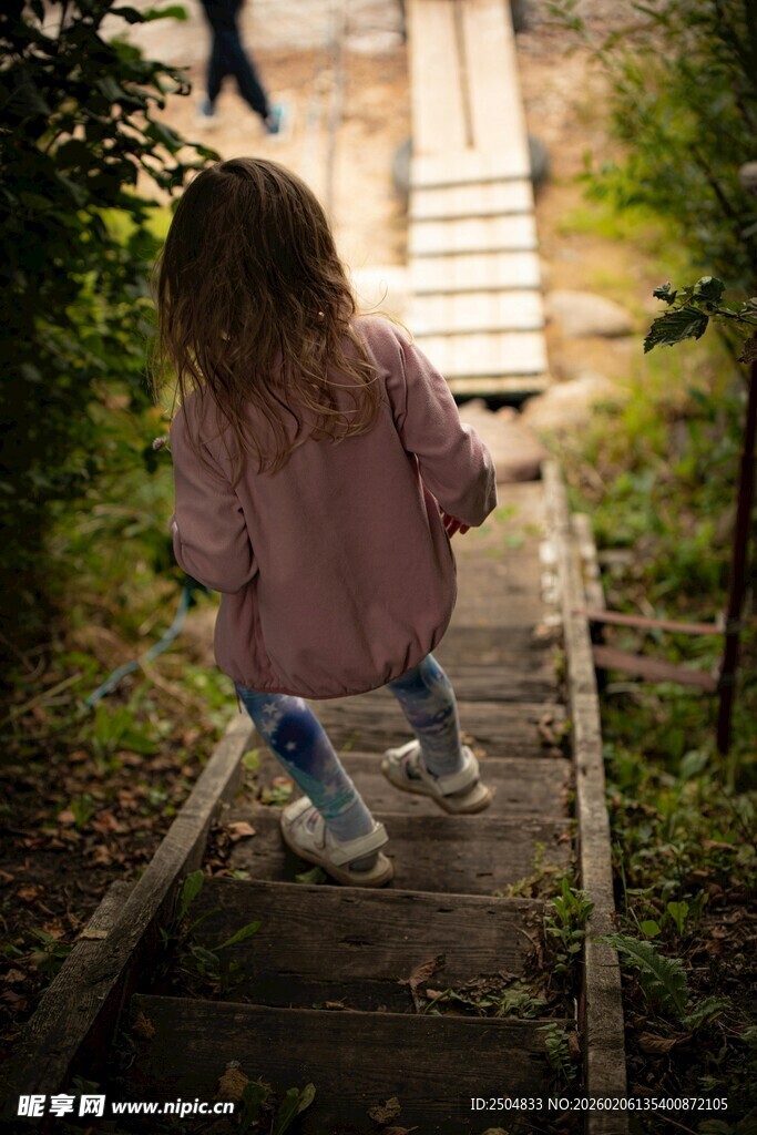 小女孩漫步于林间小径