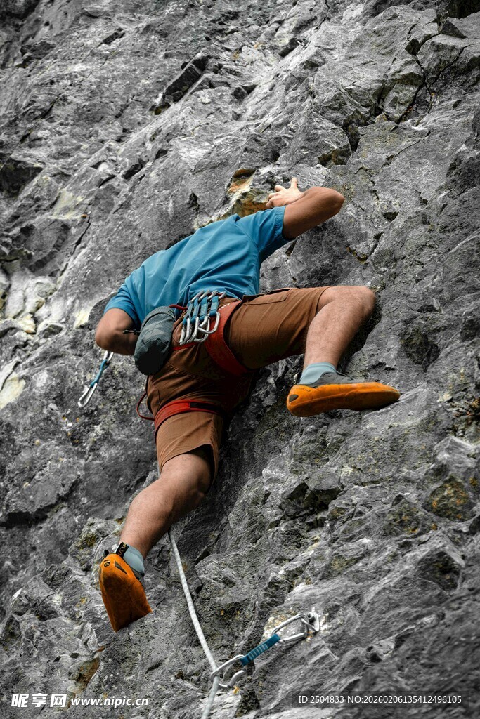 攀岩者专注攀爬峭壁