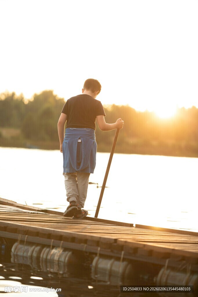 夕阳下码头的独钓者