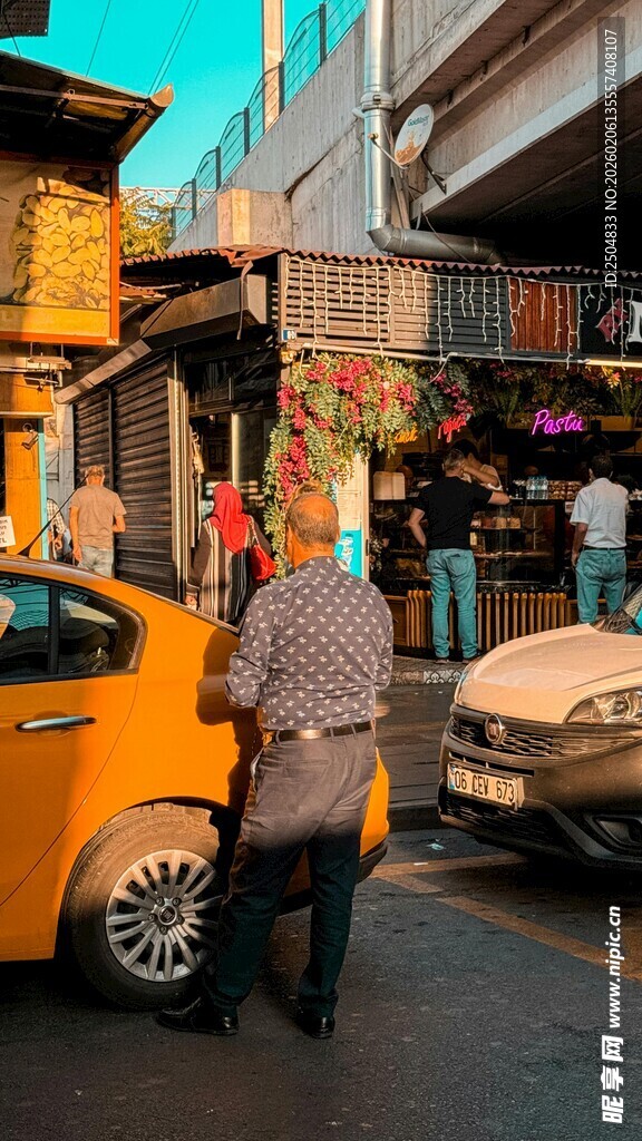 街头出租车与行人场景