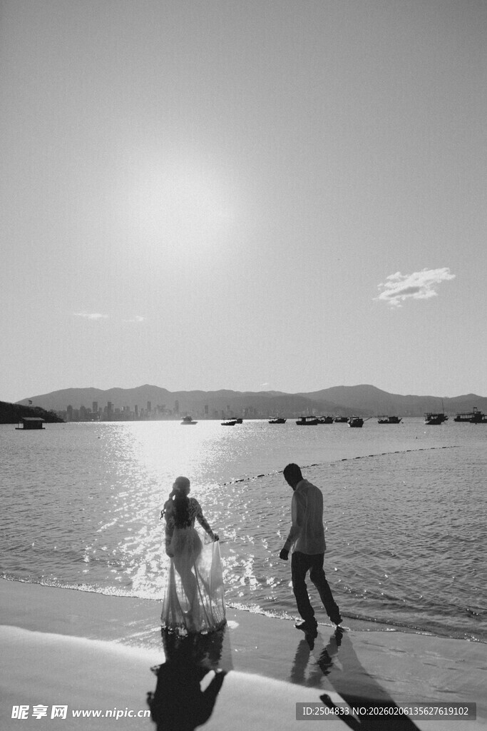 沙滩上的浪漫情侣漫步