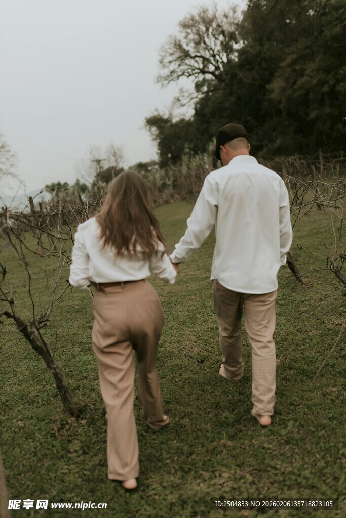 情侣漫步葡萄园