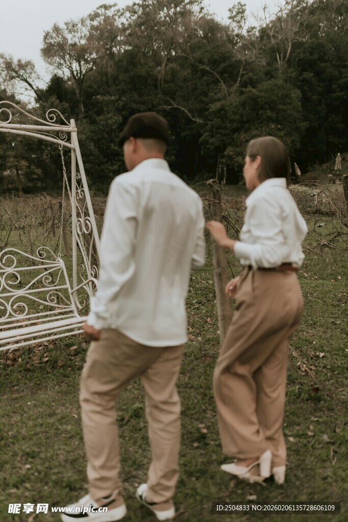 情侣户外牵手漫步场景