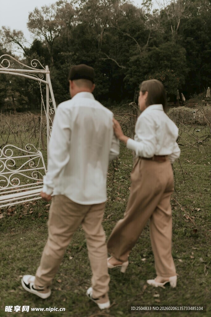 情侣户外牵手推复古床