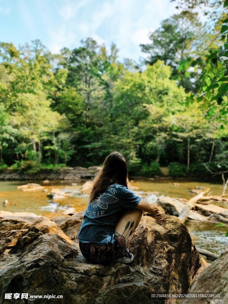 女孩溪边赏景