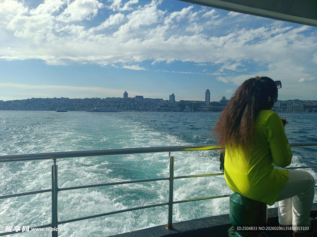 女子乘船眺望远方海景