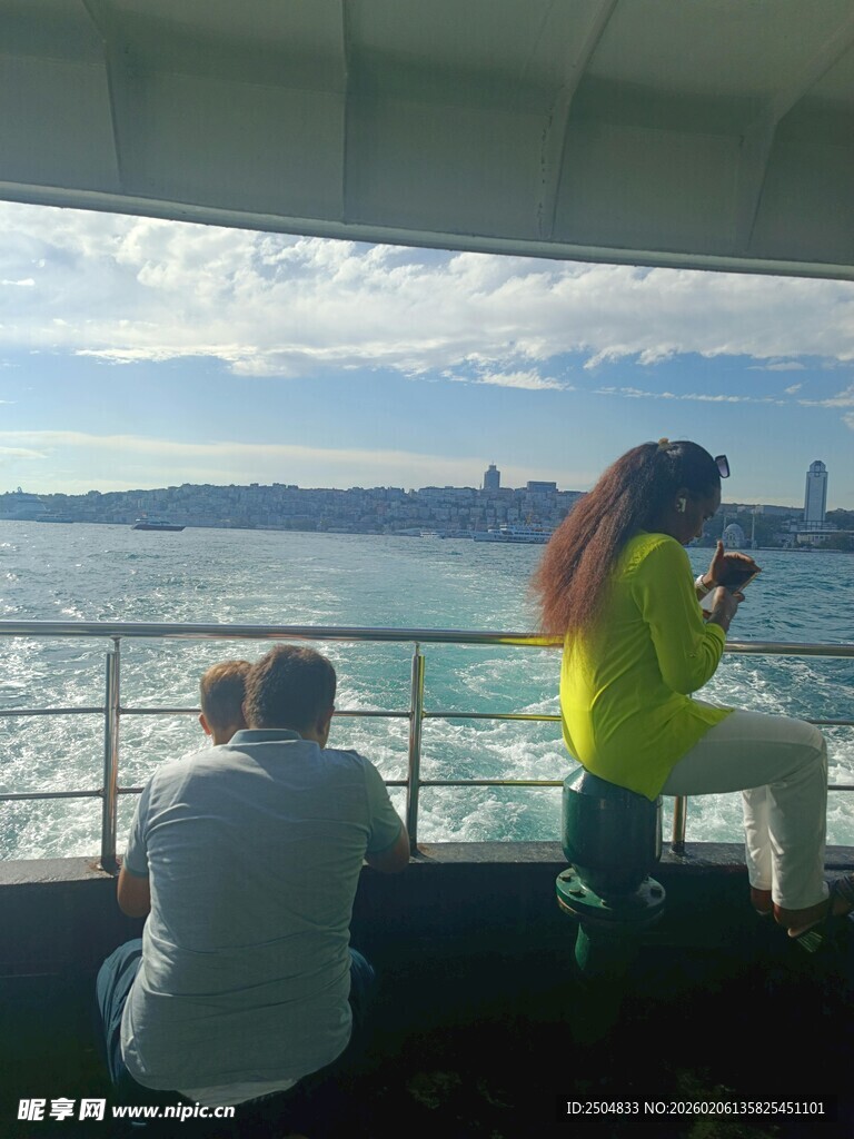 船上 客赏景拍照瞬间