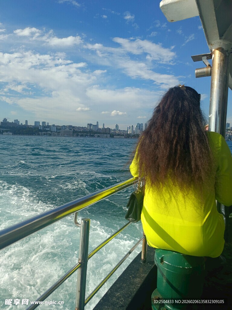 乘船赏景的长发女子
