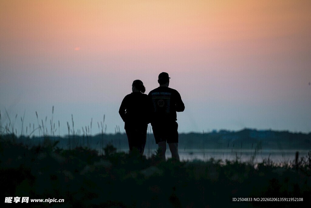 夕阳下的两人剪影