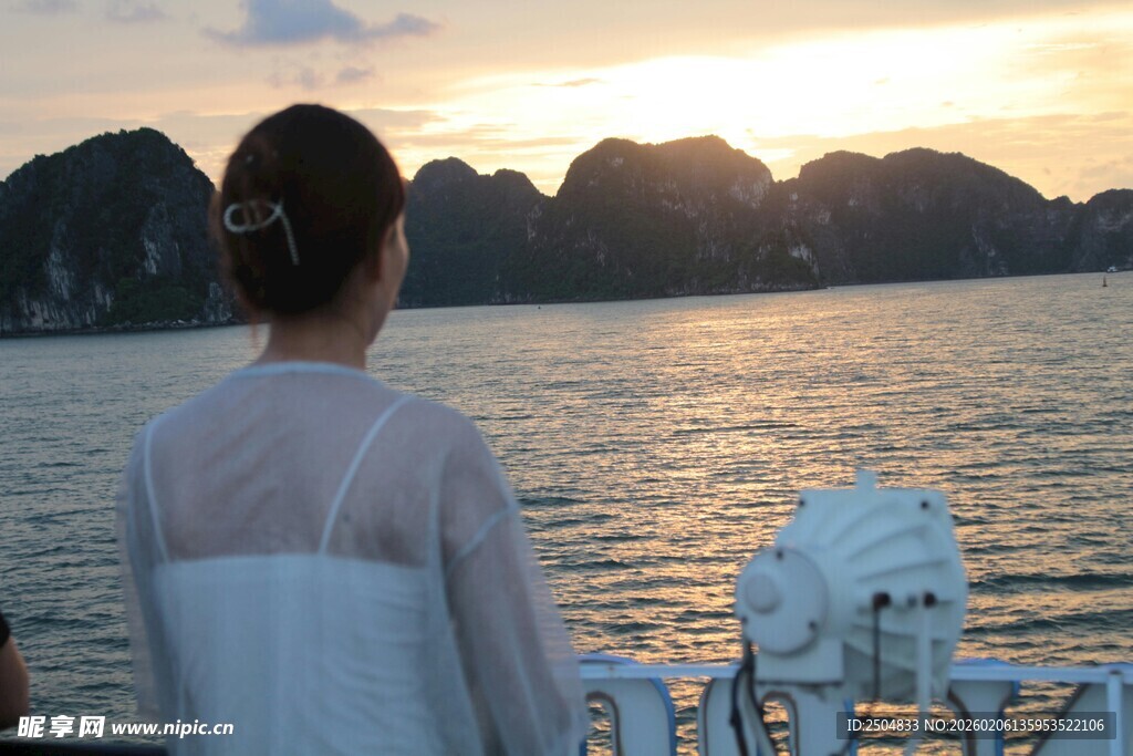 女子赏日落海景