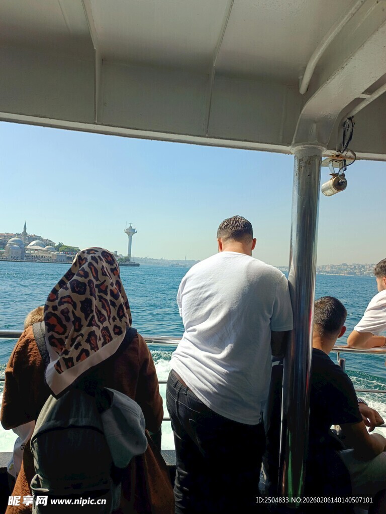 船上 客眺望远方海景