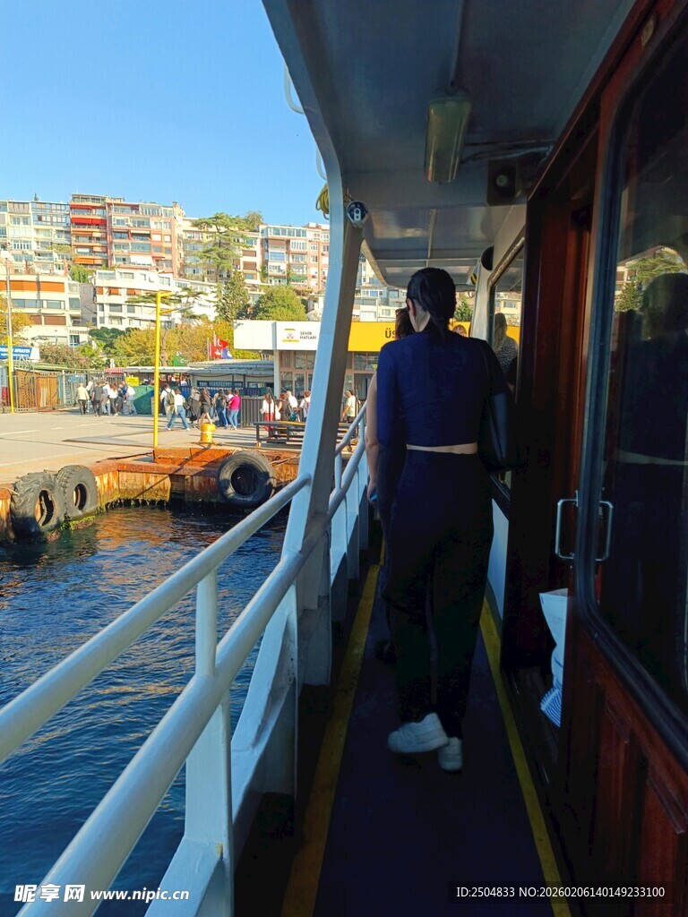 船上男子眺望港口景象