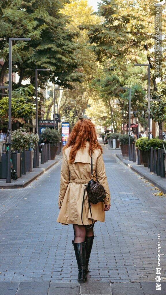 街头漫步的时尚红发女子