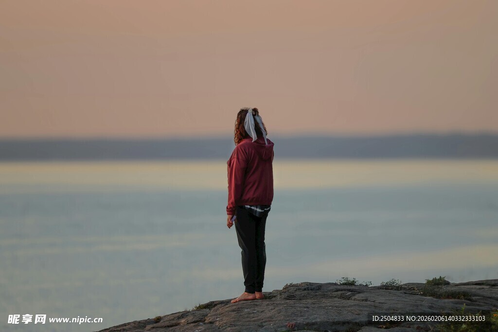海边悬崖上的孤独旅行者