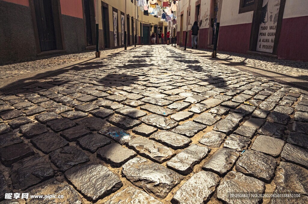 古老石板小巷的静谧景致