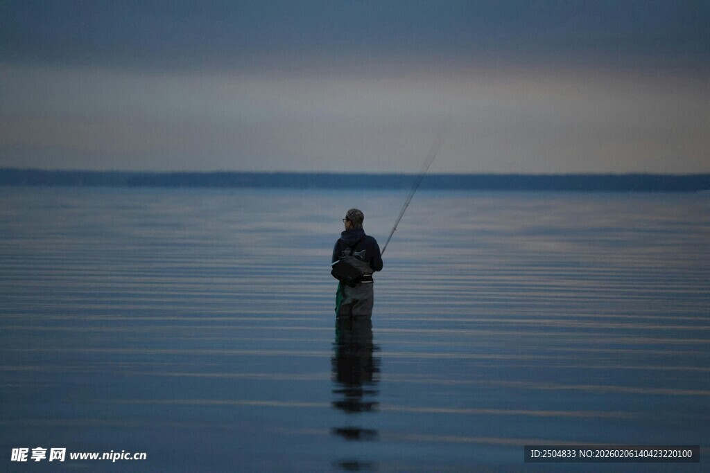 孤身立海间 沉思者