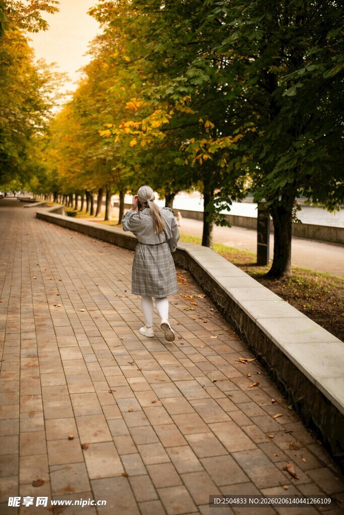 夕阳下老人漫步林间小道