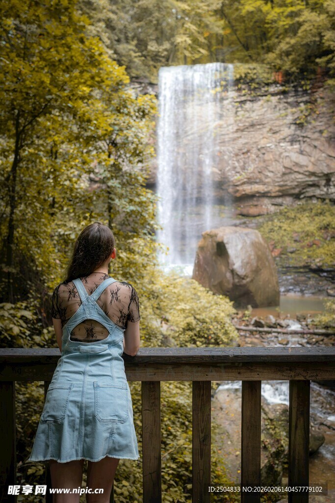 女孩赏景于瀑布前