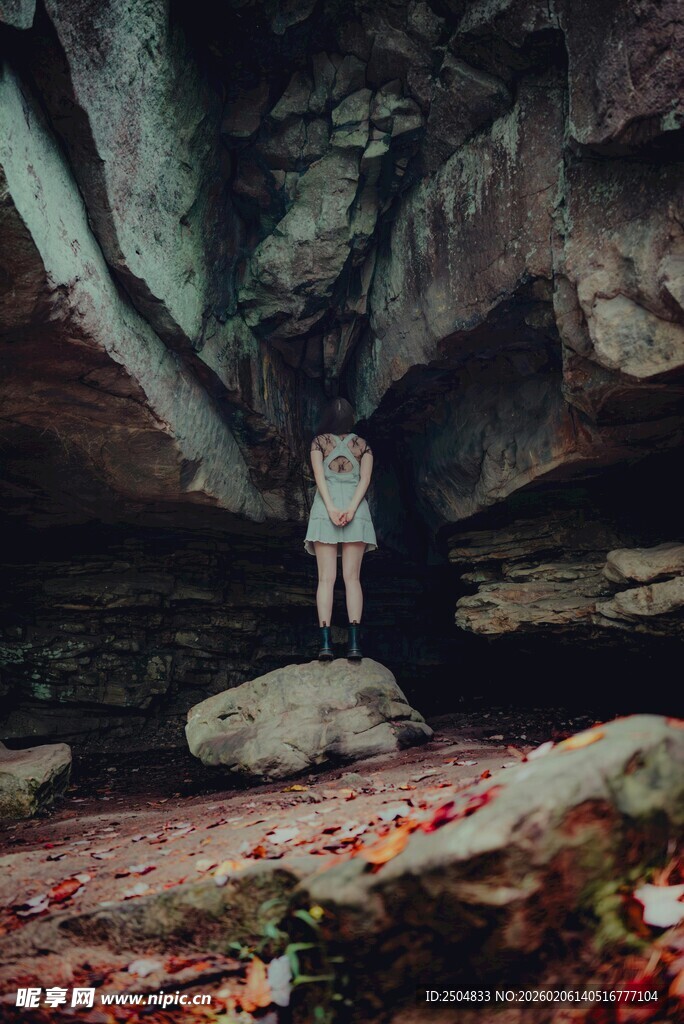 人立于岩石洞穴中