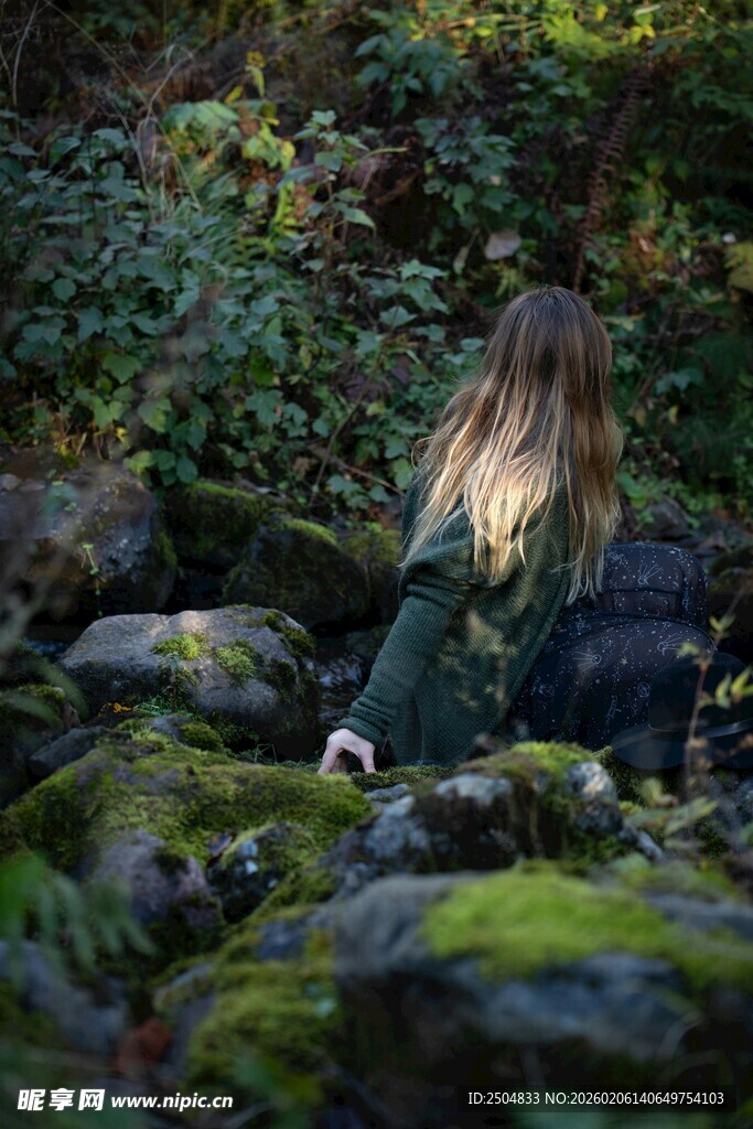 林间独坐的长发女子
