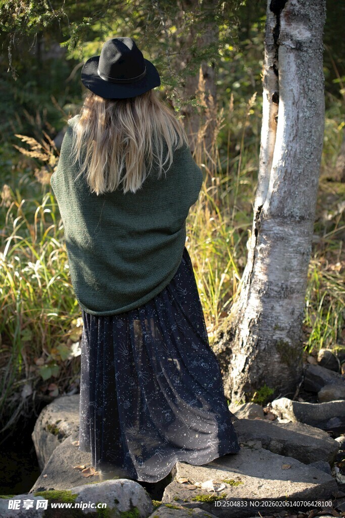 森林中 裹头巾的神秘女子