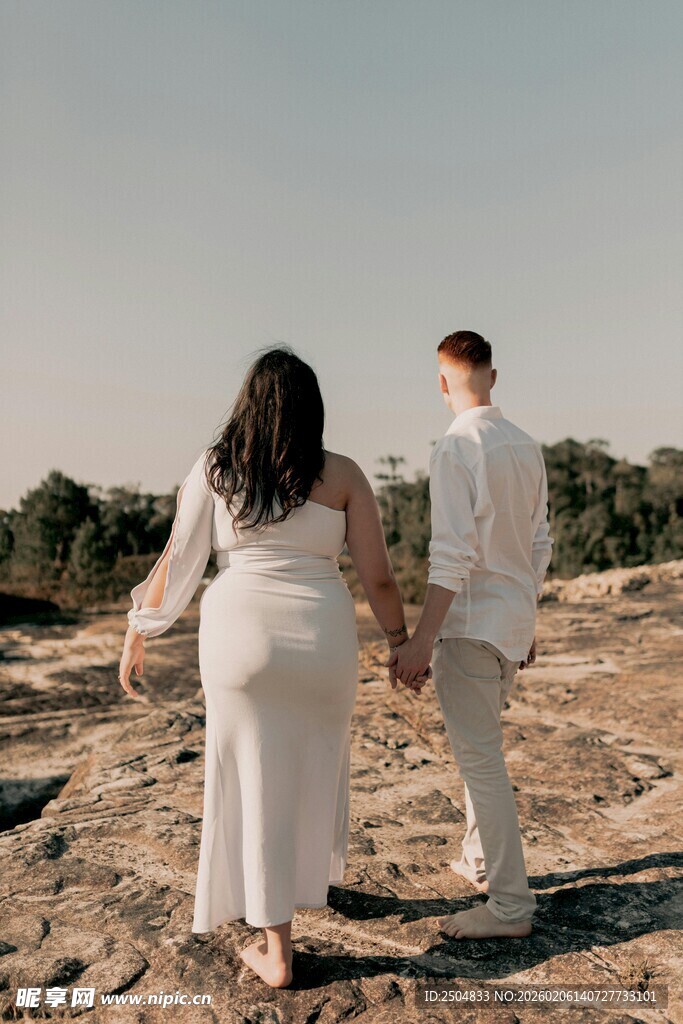 海边牵手的情侣