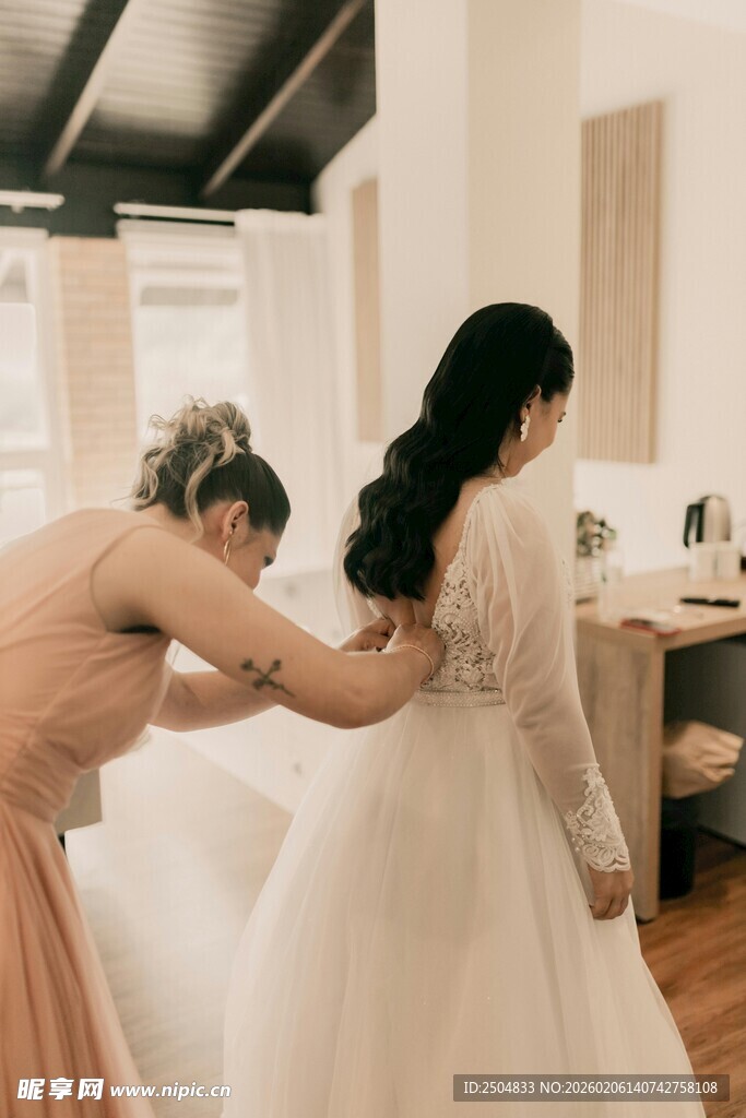伴娘帮新娘整理婚纱