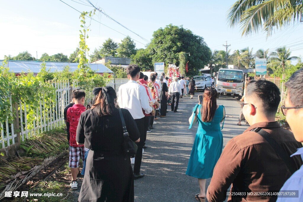 人群沿小路行走的户外场景