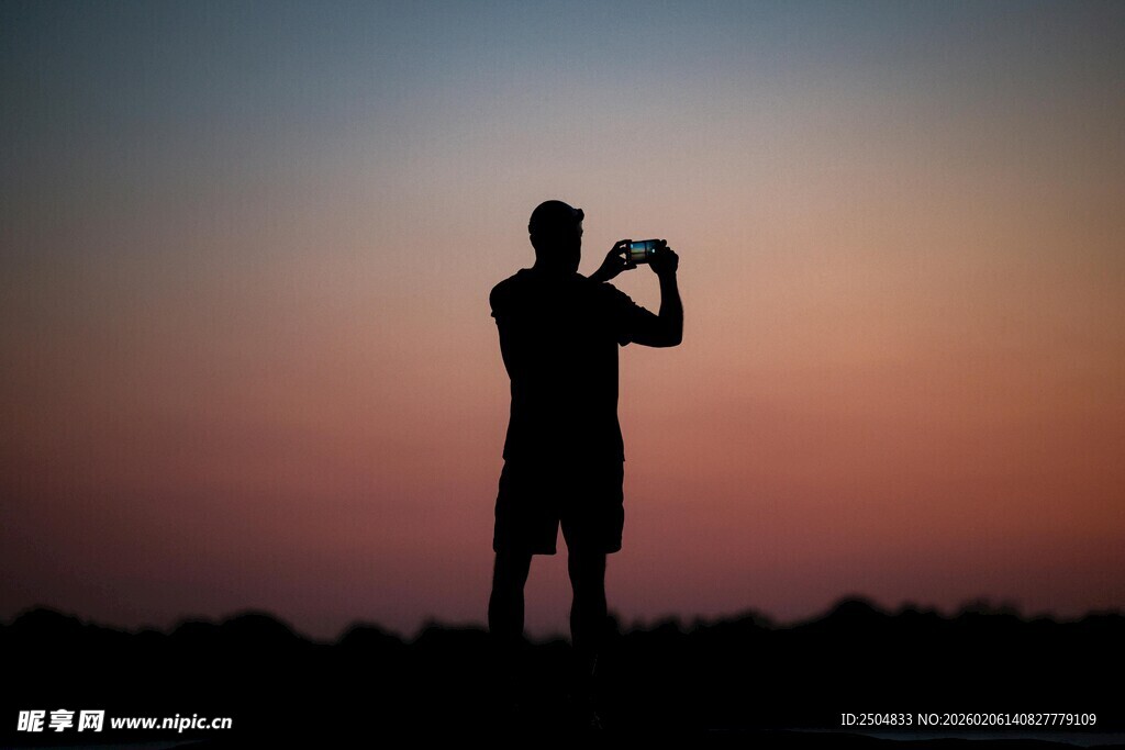 夕阳下的摄影者剪影