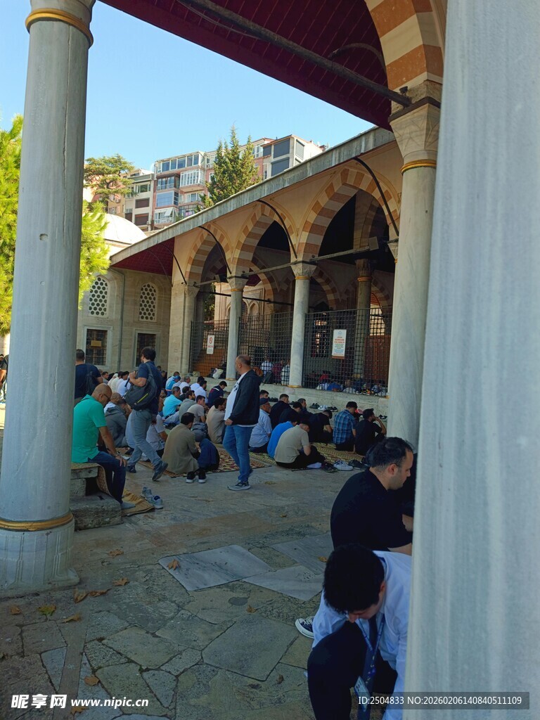 户外廊下人群休憩场景