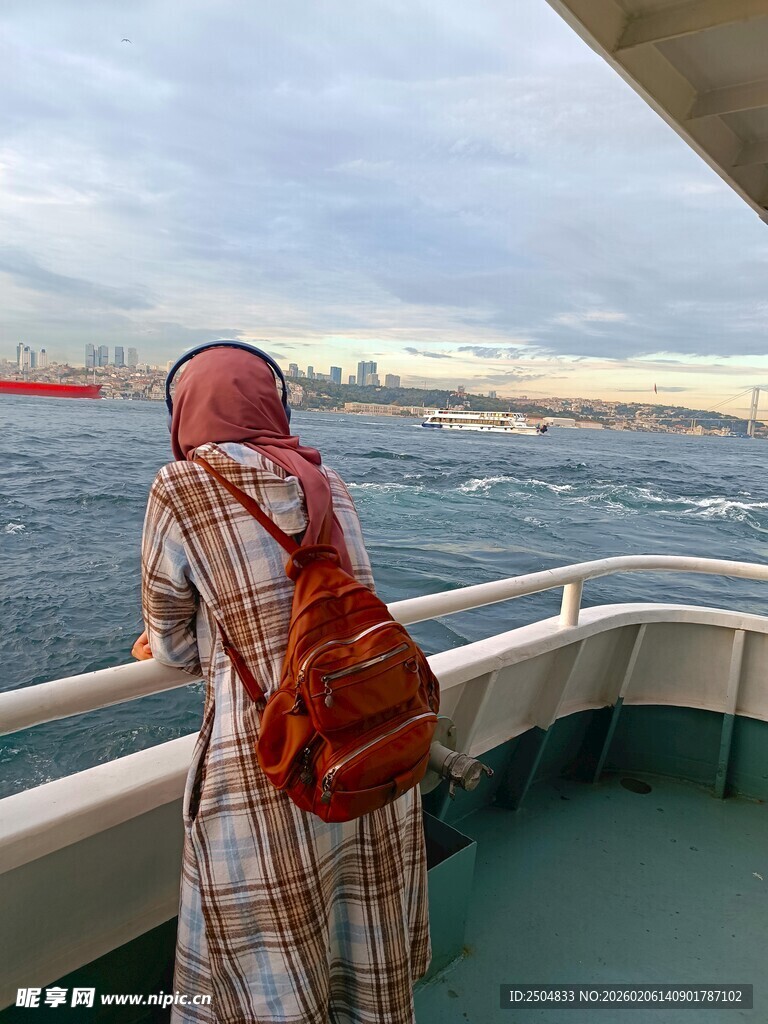 女子船舷眺望远方海景