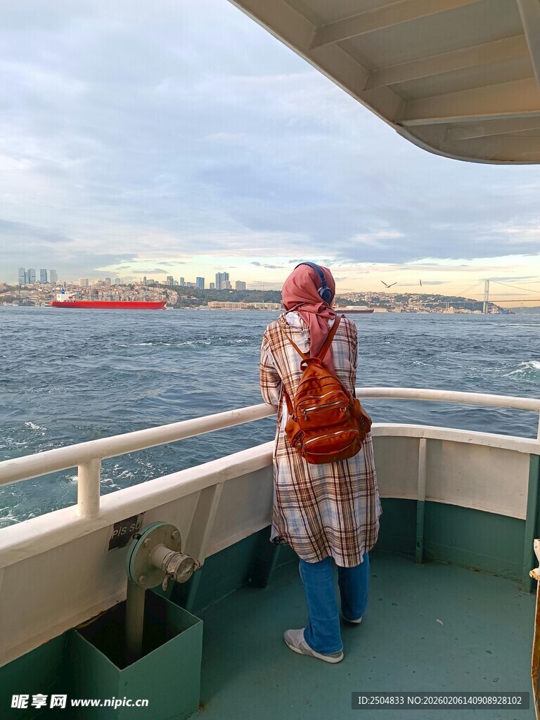 女子船甲板眺望远方海景