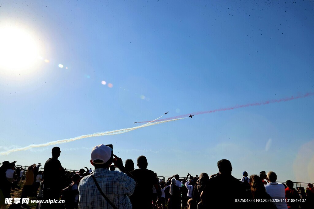 人群观览天空飞行表演
