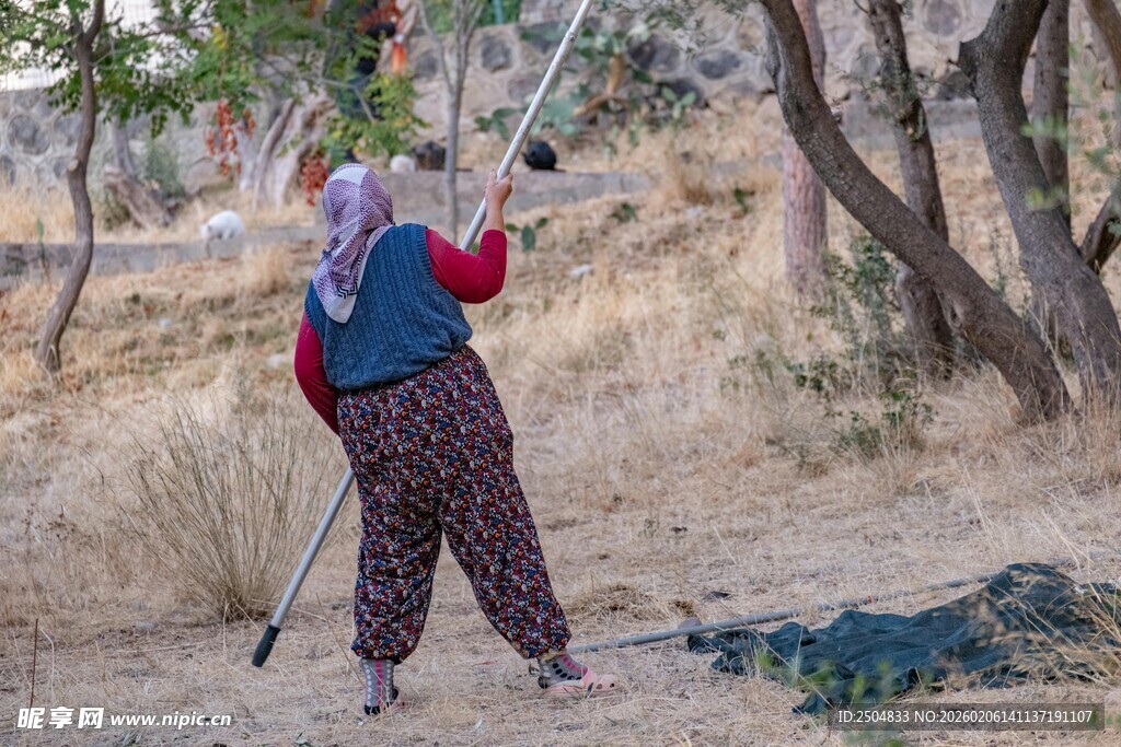 老人户外持杖开心摆姿势
