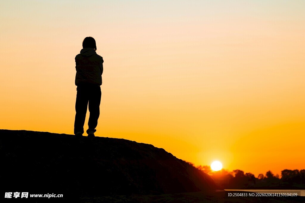 夕阳下的孤独身影