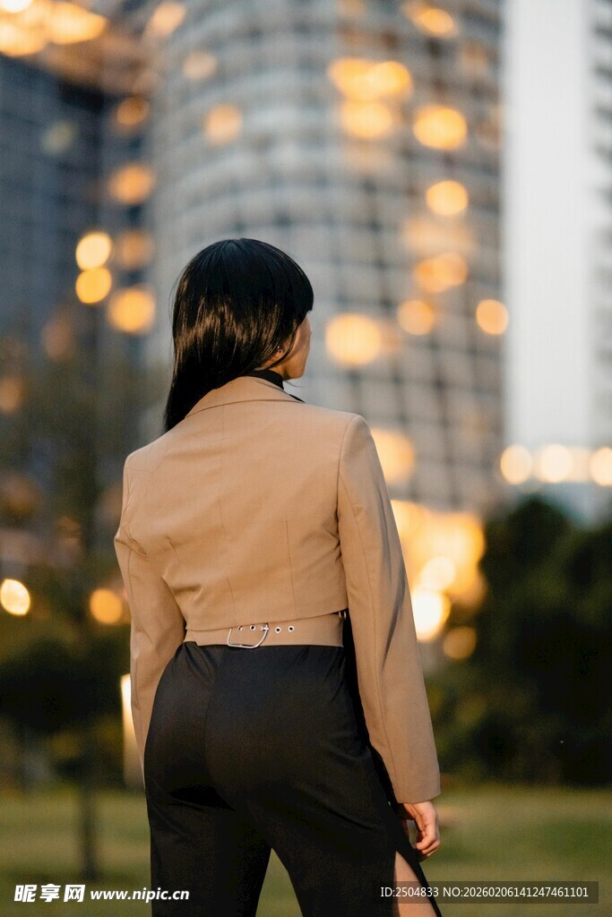 女子背对镜头的城市夜景