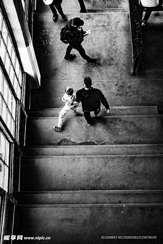 楼梯间相拥的情侣身影