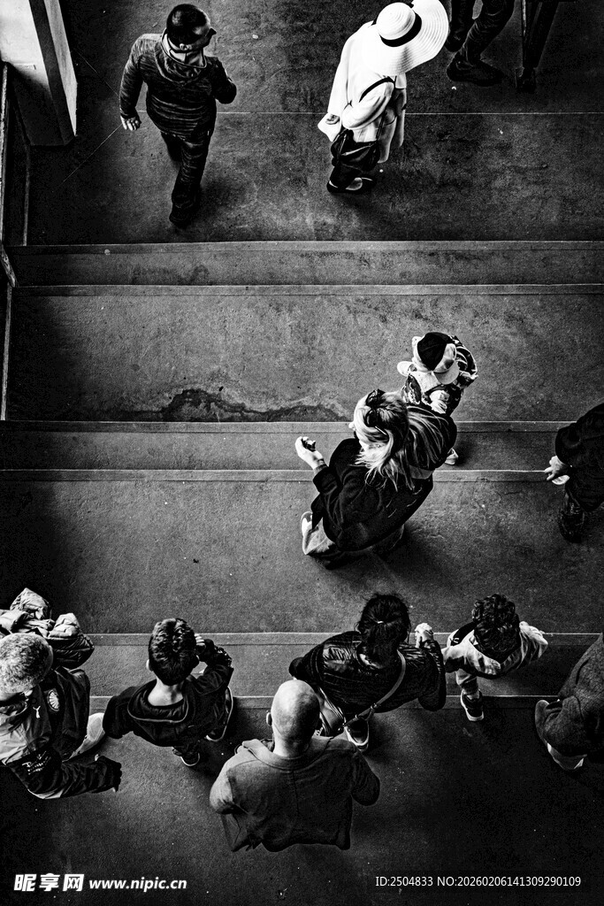 楼梯间人群动态画面