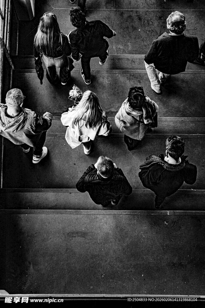楼梯上的人群景象