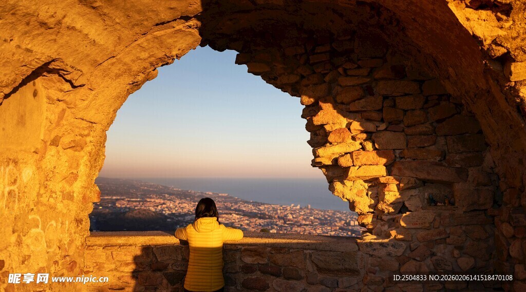 古洞遗景下的壮丽风光