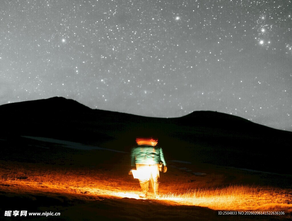  漠星空下的孤独旅行者