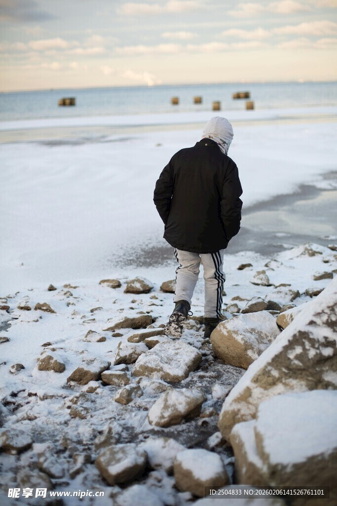 冬日岸边独行者