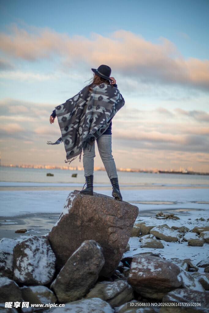 孤独旅人立于海边岩石