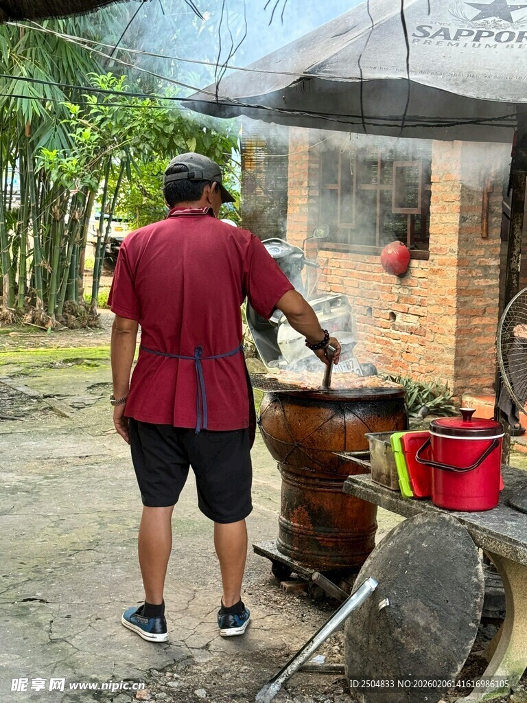男子户外专注烹饪美食