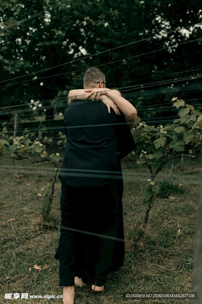 两人户外相拥的温馨瞬间